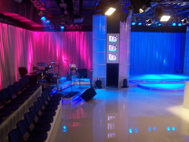 Artistik_Hizmetler_Ubeyt_Çağatay_Başka-Yerde-Yok_Cine5_TV-Dekor-10